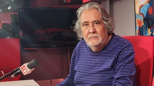 El artista mexicano Jaime Tafoya en los estudios de RFI