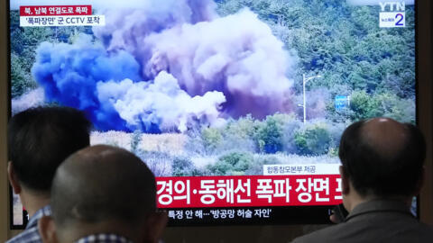 A Coreia do Norte faz explodir troços das estradas entre as duas Coreias do lado norte, fotografia numa estação de Seul a 15 de Outubro de 2024.