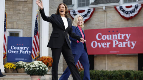 Kamala Harris (izquierda) y Liz Cheney (derecha) llegan a Ripon, Wisconsin, el 3 de octubre de 2024).