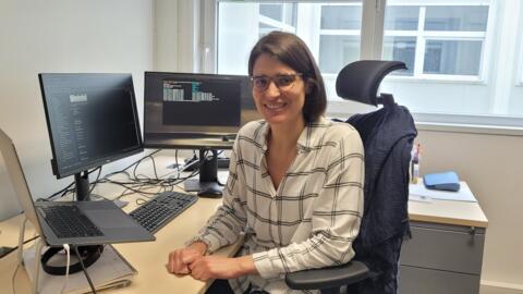 A cientista francesa Elsa Bernard, do instituto francês Gustave Roussy, analisa os dados celulares de pacientes com câncer com o objetivo de prever a evolução da doença.