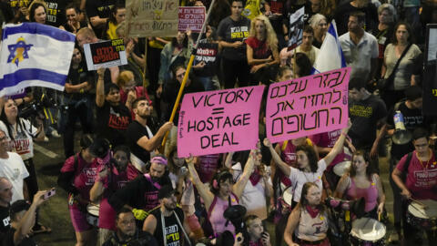 Des personnes manifestent contre le gouvernement du Premier ministre Benyamin Netanyahu et demandent la libération des otages détenus dans la bande de Gaza par le groupe militant du Hamas, à Tel Aviv, Israël, samedi 19 octobre 2024.