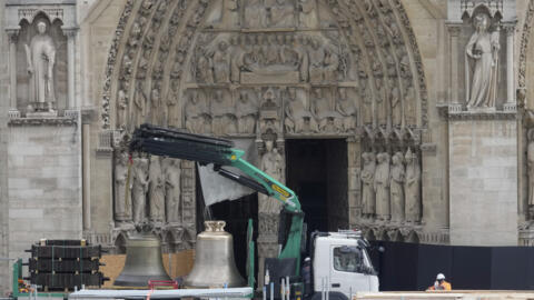 Un camion care transportă clopote în fața catedralei Notre-Dame de Paris, 12 septembrie 2024.