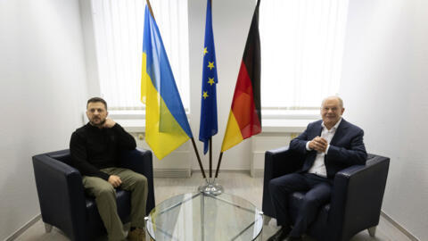 Thủ tướng Đức Olaf Scholz (P) gặp tổng thống Ukraina Volodymyr Zelenskyy tại sân bay Frankfurt, ngày 06/09/2024.