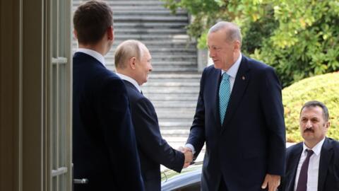 Rais wa Urusi Vladimir Putin amempokea mwenzake wa Uturuki Recep Tayyip Erdogan huko Sochi mnamo Jumatatu Septemba 4, 2023: katika ajenda ya mazungumzo, kinachojulikana kama makubaliano ya nafaka ya Bahari Nyeusi ambayo Urusi ilijiondoa.