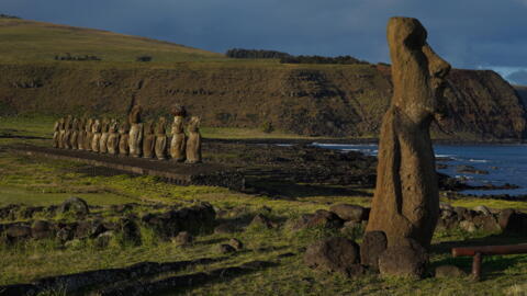 La estatuas de piedra Moais de la cultura Rapa Nui de la Isla de Pascua, a unos 3.700 kilómetros de la costa de Chile, en una imagen del 5 de agosto de 2022