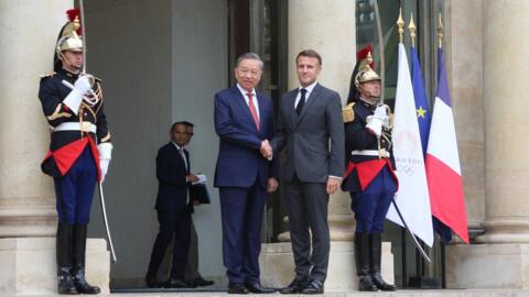 Tổng thống Pháp Emmanuel Macron (P) đón chủ tịch nước Việt Nam Tô Lâm tại điện Elysée, Paris, Pháp, ngày 07/10/2024.