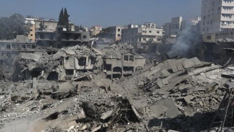 Des magasins et des bâtiments détruits dans la rue commerciale qui a été touchée samedi soir par des frappes aériennes israéliennes, dans la ville de Nabatiyeh, au sud du Liban, le dimanche 13 octobre