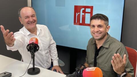 Cosmin Curticapean (dreapta) și Mirel Bran în studioul radio RFI