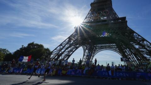 Los competidores pasan por delante de la Torre Eiffel durante el maratón masculino de los Juegos Olímpicos de verano de 2024, el sábado 10 de agosto de 2024, en París, Francia. (AP Photo/Rebecca Blackwell, Pool).