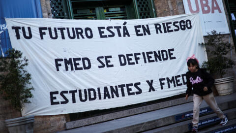 Ce 23 avril 2024, c'est une journée de mobilisation pour la défense de l'université publique. Sur la photo, devant l'école de médecine, une banderole : «Ton futur est en danger ; la faculté de médecine se défend».