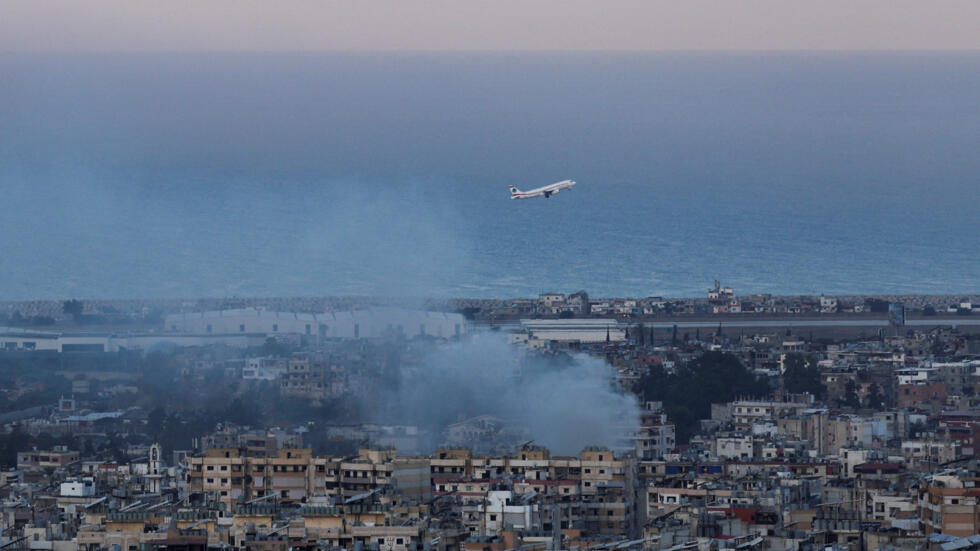 Un avion de la compagnie libanaise Middle East Airlines (MEA) décolle de l'aéroport international de Beyrouth-Rafic Hariri alors que de la fumée s'échappe, dans le cadre des hostilités entre le Hezbollah et les forces israéliennes, à Beyrouth, au Liban, le 22 octobre 2024.IMAGES DU JOUR