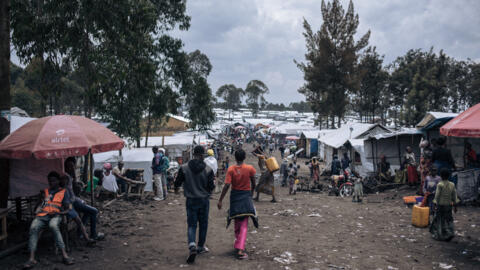 Cette photographie, prise le 2 octobre 2023, montre la place du marché du camp de déplacés de Rusayo, abritant des dizaines de milliers de personnes déplacées par la guerre, à la périphérie de Goma, à l'est de la République démocratique du Congo.