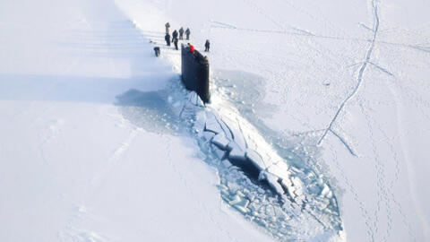 Imagem de 2016 mostra submarino americano quebrando gelo no norte do Alaska, em exercício no Ártico.