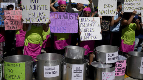 Des femmes manifestent contre la pénurie alimentaire dans les soupes populaires communautaires de Buenos Aires, en Argentine, le vendredi 5 janvier 2024, devant l'hôtel où réside le président argentin Javier Milei depuis sa victoire aux élections.