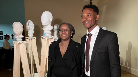 Doris et David Lily découvrent les bustes de leurs ancêtres à l’occasion de l’exposition : « Visages d’ancêtres ».