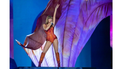 Taylor Swift propose un show de tous les superlatifs, de plus de 3 heures. Ce nouveau body à paillettes rouge orangé a fait le buzz ! 
 11 mai 2024