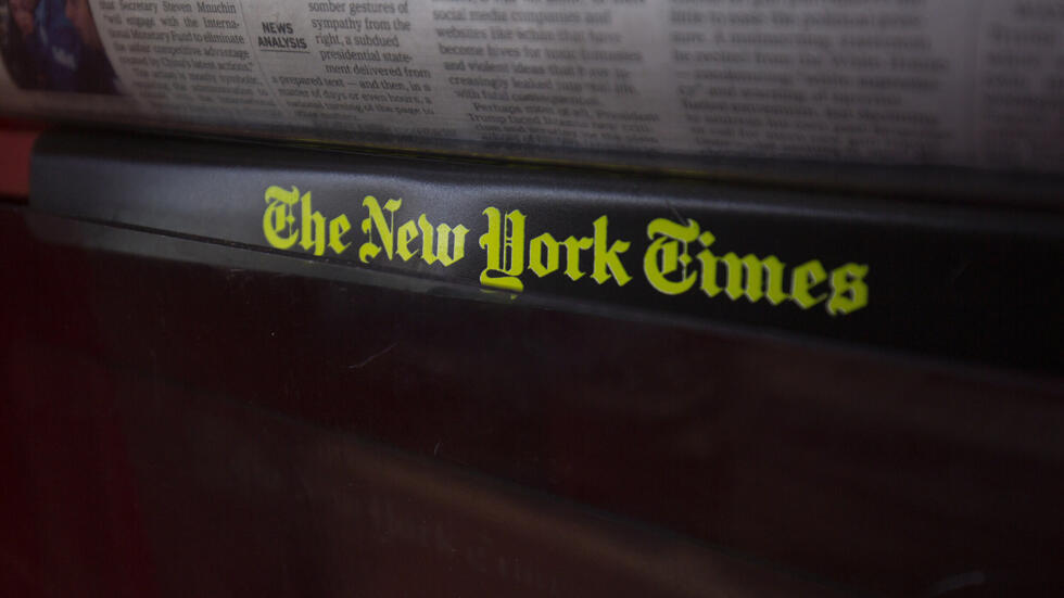 El logo del The New York Times en un estante de periódicos en Washington DC