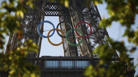 Los anillos olímpicos en la Torre Eiffel en junio de 2024.