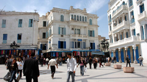 Praça principal que conduz à Medina, conhecido mercado de Tunis. (imagem de ilustração)