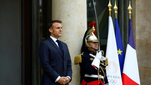 Shugaba Emmanuel Macron a ƙofar shiga fadar Elysee.