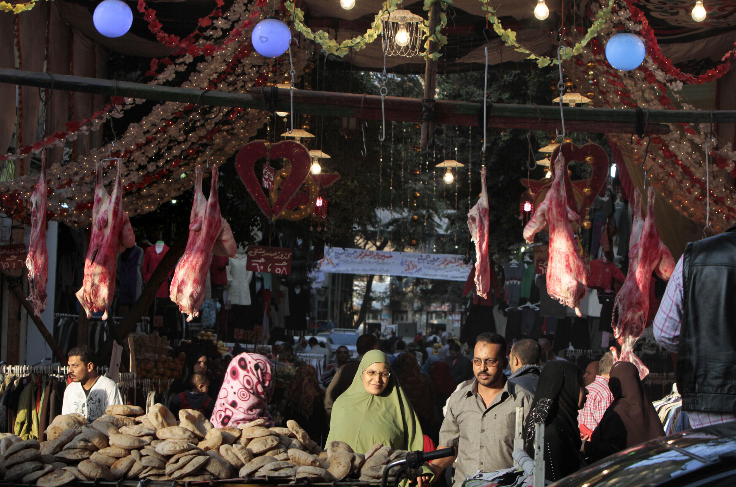 存档图片 / 埃及首都开罗民众在肉类市场，摄于2011年。
Image Archive / Egypte : des clients égyptiens se promènent sur un marché de viande populaire au Caire, en 2011, en préparation pour la fête de l'Aïd Al-Adha (Fête du sacrifice) qui marque la fin du pèlerinage musulman annuel du hajj à la Mecque, en Arabie Saoudite, l'un des plus grands événements annuels au monde. (illustration)