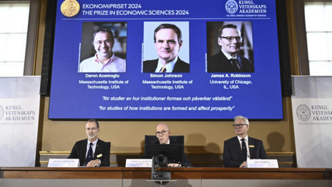 l Premio Nobel de Economía, que cierra la edición 2024, recayó este lunes en el turco-estadounidense Daron Acemoglu y los británico-estadounidenses Simon Johnson y James A. Robinson por sus investigaciones sobre las instituciones y cómo afectan a la prosperidad de las naciones.
