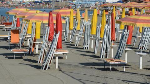 Plajă la Lido di Ostia, în apropiere de Roma, Italia.