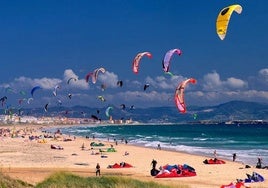 El único pueblo de Cádiz que tiene dos mares y una playa infinita de arena dorada