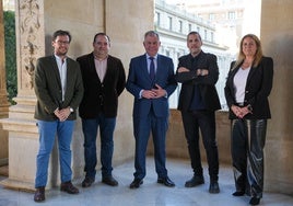 José Luis Sanz recibe al nuevo director de la Feria del Libro de Sevilla, Antonio Agredano