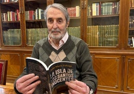 Jesús María Zuloaga, con un ejemplar de su última novela 'La isla de los Santos Inocentes'