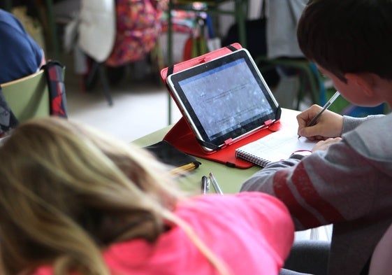 Un aula de Primaria que utiliza tabletas en clase