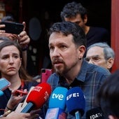 Pablo Iglesias atiende a los medios delante de su taberna en Madrid antes de la presentación del libro.