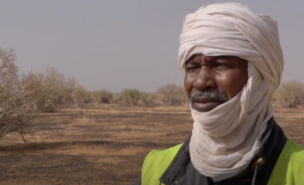 Mahfouz Ould Messaoud is a refugee from Mali who lives in Mauritania, where he works as a volunteer firefighter. | Image: DW screenshot