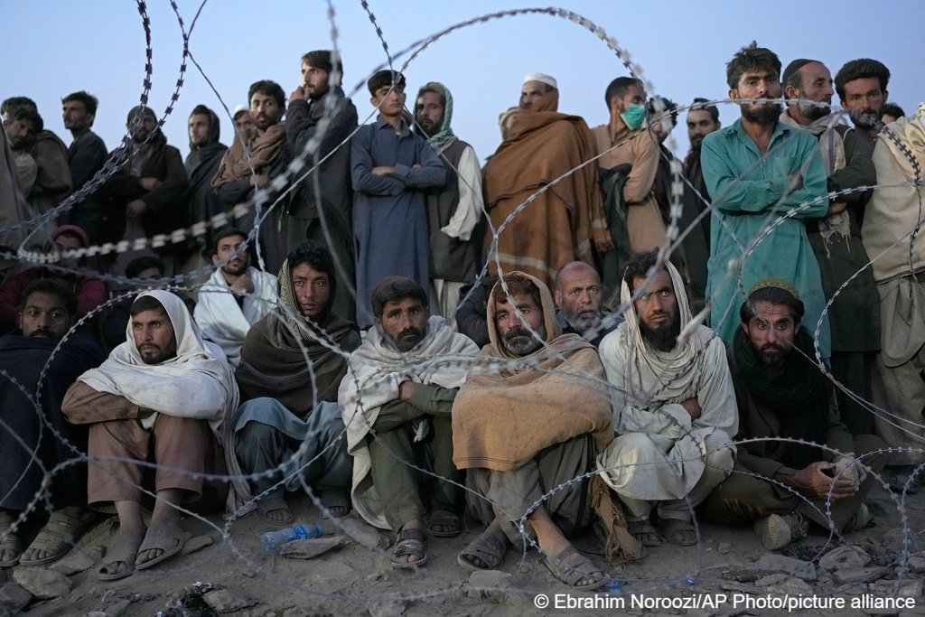 From file: Afghan refugees wait to register at the border | Photo: picture alliance / ASSOCIATED PRESS | Ebrahim Noroozi