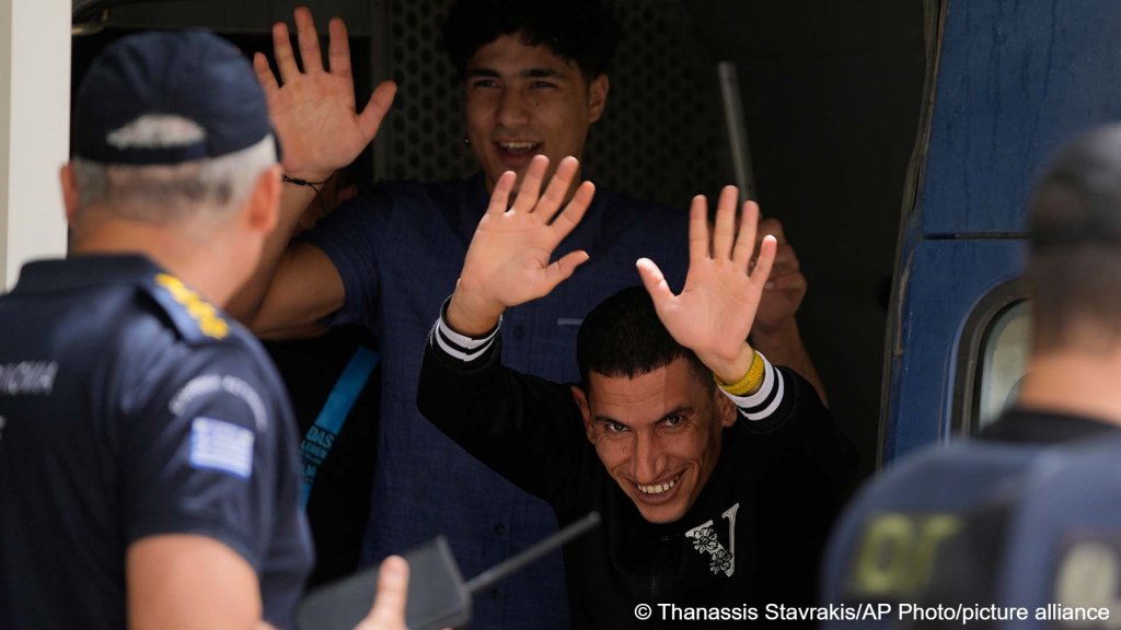 Acquitted: Two of the nine accused Egyptians wave to the media as they leave the court in Kalamata, southwestern Greece, on Tuesday, May 21, 2024 | Photo: picture alliance/AP Photo/Thanassis Stavrakis