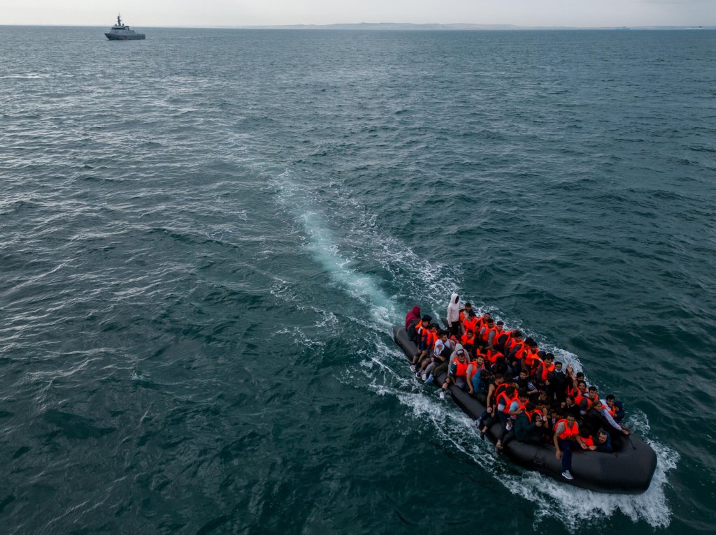 File photo: An inflatable dinghy carrying migrants makes its way towards the UK in the English Channel | Photo: Chris J Ratcliffe / Reuters