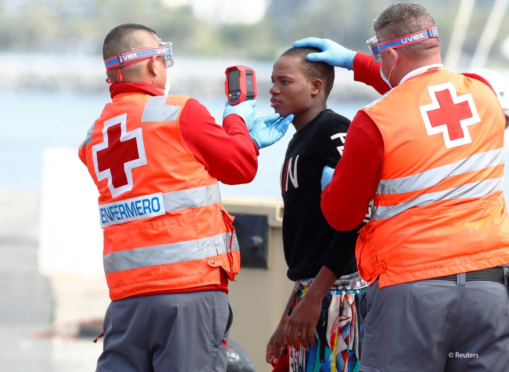 From file: Red Cross workers are at the forefront of services given to migrants | Photo: REUTERS/Borja Suarez