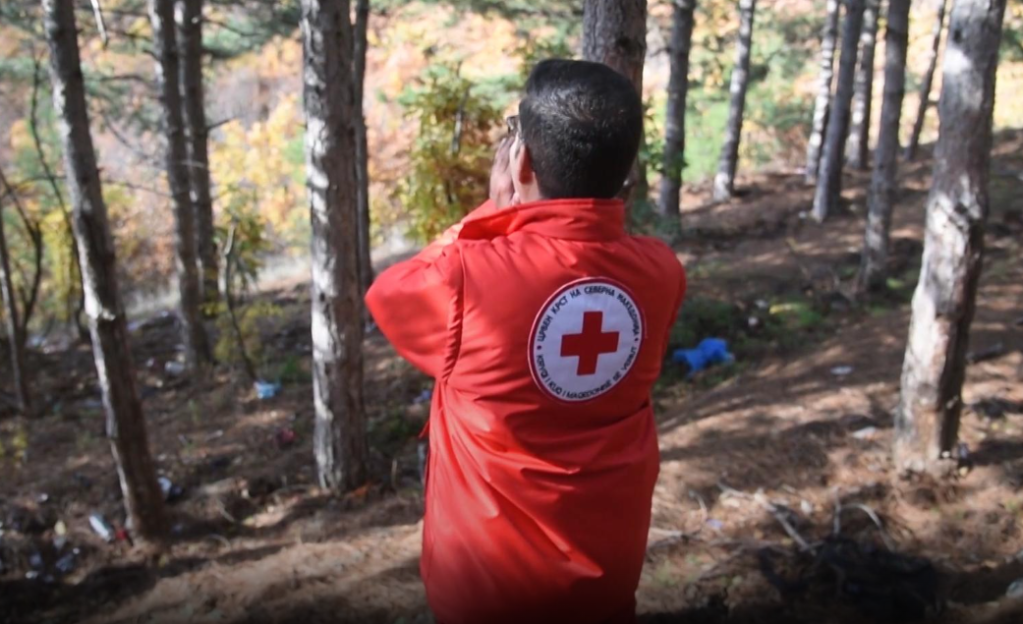 Hani, a Red Cross worker who assists migrants in North Macedonia | Source: Screenshot DW report