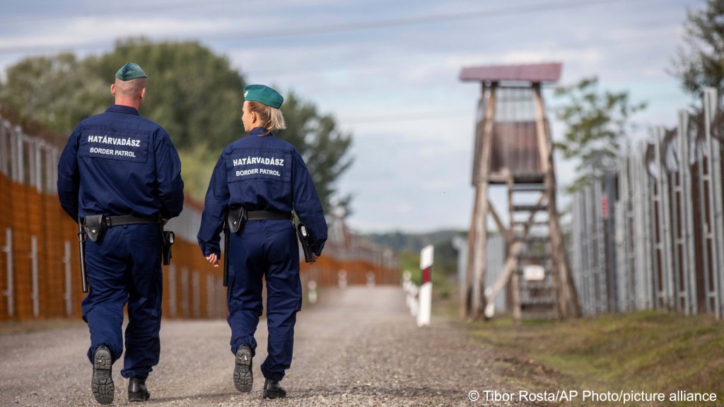 Hungary tightly guards its border, allowing only one asylum seeker in per day | Photo: Tibor Rosta/AP Photo/picture alliance