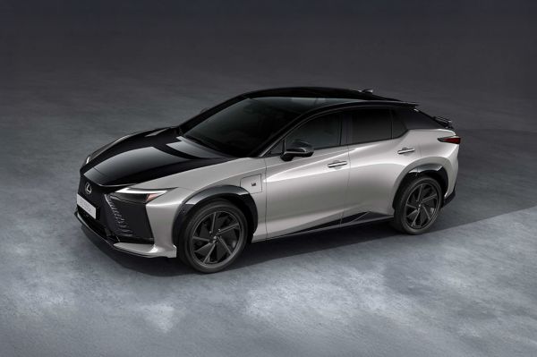 Zijaanzicht van grijze Lexus RZ 550e F-Sport