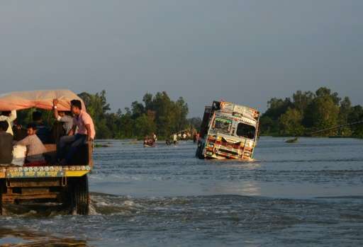 The death toll from floods sweeping South Asia has climbed above 1,000, officials said Thursday, as rescue teams try to reach mi