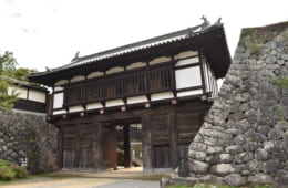 仙石秀久の時代に築かれた小諸城大手門（国重要文化財）