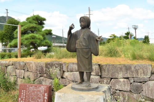 JR黒井駅前広場に立つ「お福の像」。斎藤利三の末娘とされる