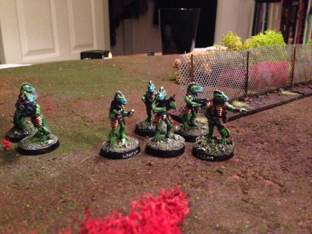 The pointing commander Erzah ordered his troops to fan out