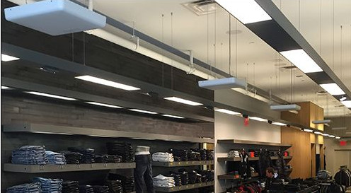 lecrores realizando un rfid inventario continuo en una tienda de ropa