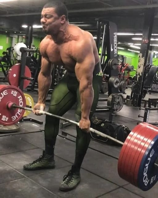 powerlifter deadlifting