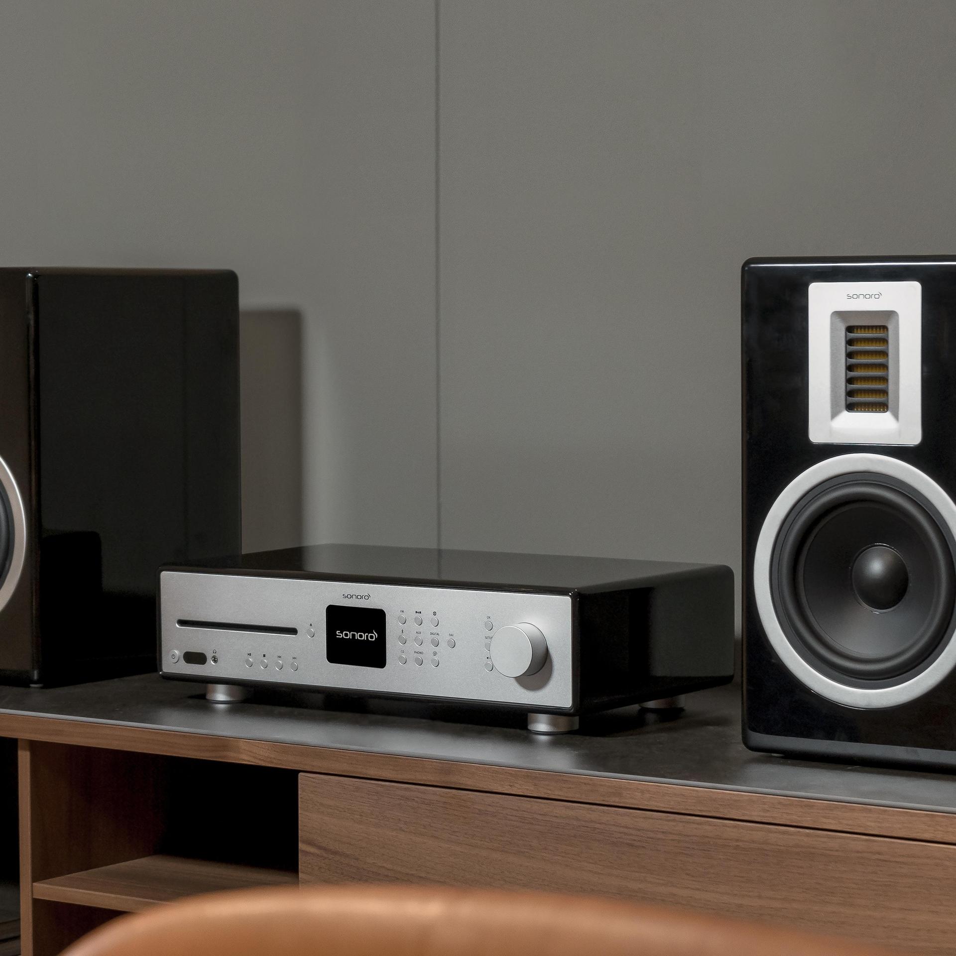 sonoro HiFi-Receiver mit silberner Front und Lautsprecher – vielseitige Anschlussmöglichkeiten für smarte HIFI-Lösungen.
