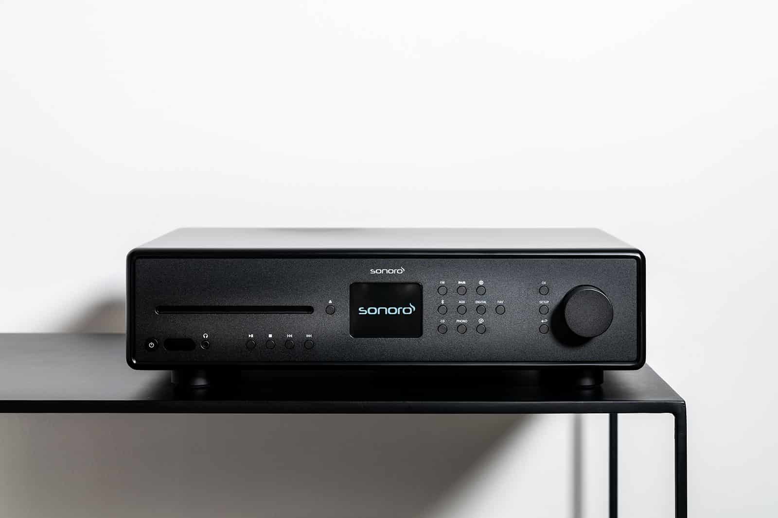 Kompakter schwarzer sonoro HiFi-Receiver – moderne Technik mit Bluetooth- und App-Steuerung.