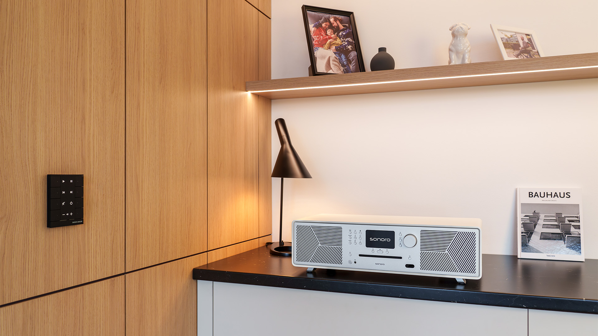 Sonoro MEISTERSTÜCK - elegantes Musiksystem in heller Ausführung, harmonisch integriert in ein modernes Wohnambiente mit Holz- und Design-Elementen.