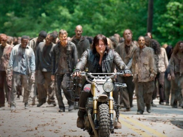 walking-dead-601-daryl-leading-walkers-2015-600x450